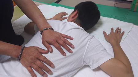 背中の施術